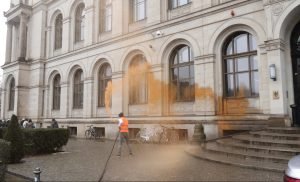 Activistas climáticos rocían el Ministerio de Transporte alemán