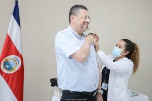 Es importante vacunarse la ciencia es clara, asegura Rodrigo Chaves