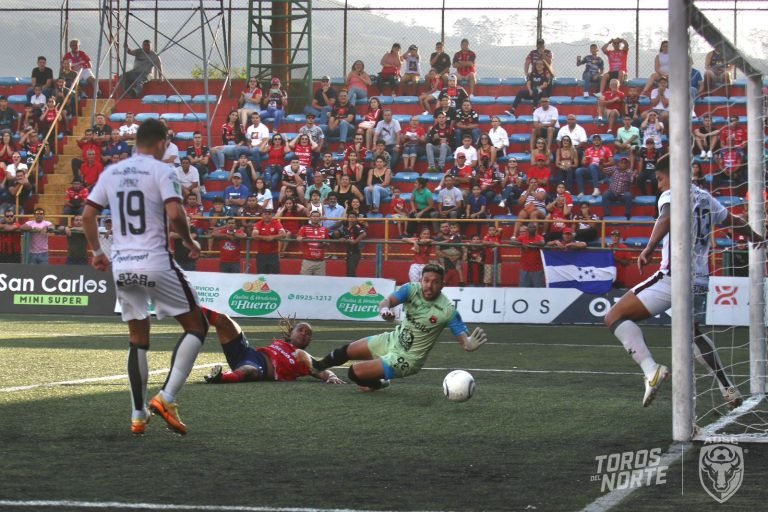 La ley del ex; Mc Donald le borra la sonrisa a Alajuelense