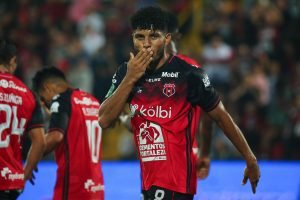 ¿Messi en el 2012? ¿Cristiano Ronaldo en el 2013? ¡No! Johan Venegas y un 2023 rompiendo récord goleador mundial