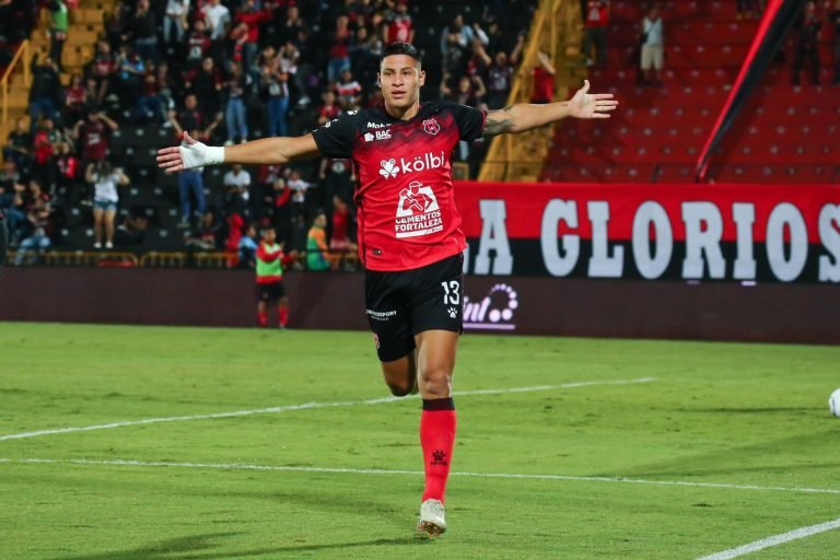 Alajuelense vuelve al liderato siendo la mejor ofensiva y defensiva