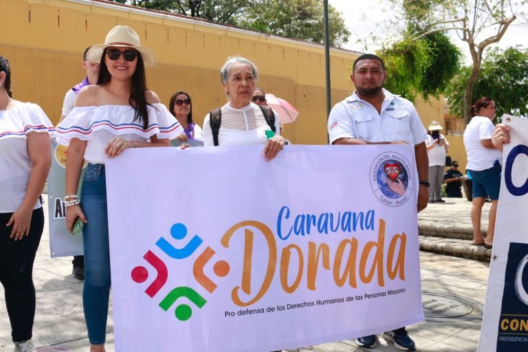 Caravana Dorada se manifestó en la Asamblea Legislativa en defensa de las personas adultas mayores