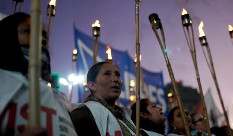 Miles marchan con antorchas contra pobreza en Argentina