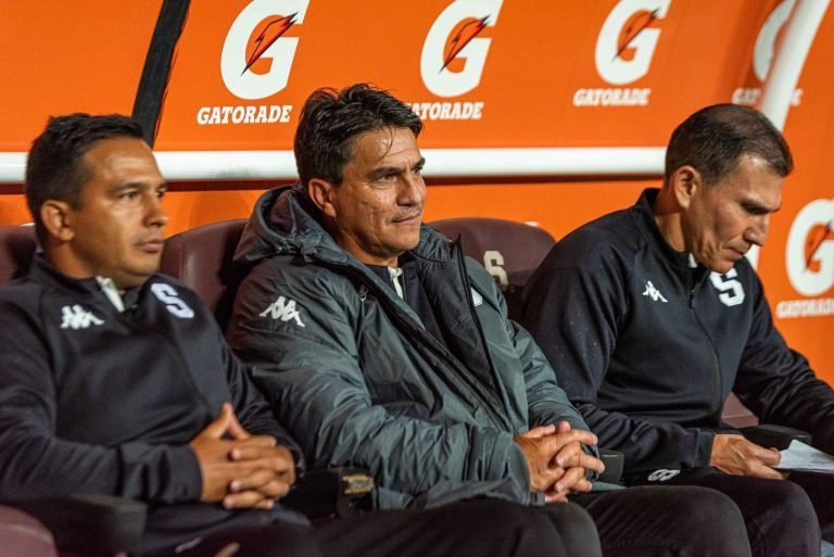 Oficial: Vladimir Quesada se queda en el banquillo morado