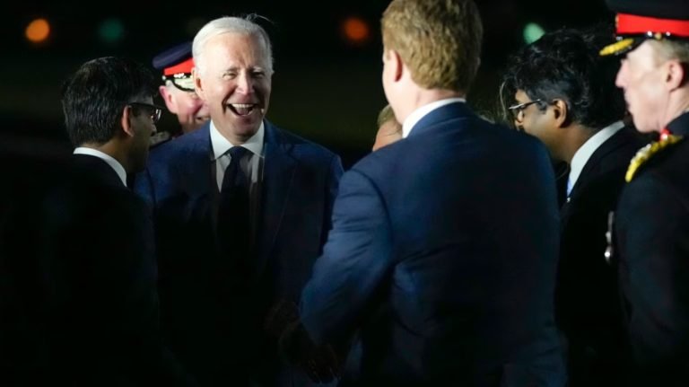 Biden llega a Irlanda para apoyar y celebrar el acuerdo de paz