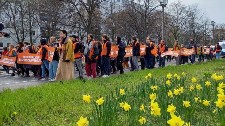 Activistas climáticos inician protestas para paralizar calles de Berlín