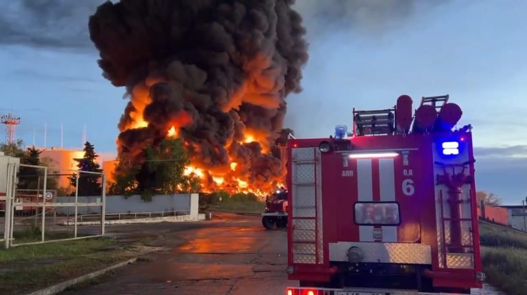 Rusia culpa al ataque con drones de Ucrania por el gran incendio en el depósito de combustible de Crimea