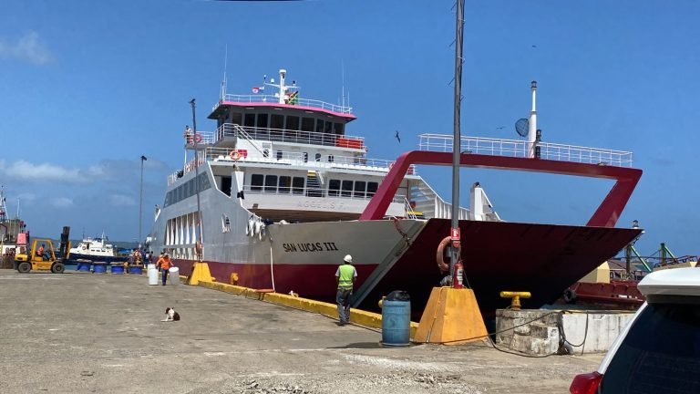 Nuevo ferri entre Puntarenas y Playa Naranjo llegó a Costa Rica