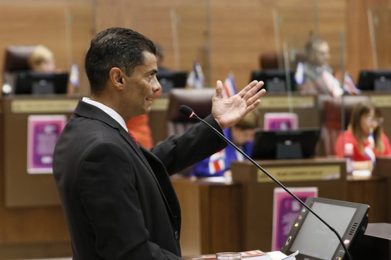 Fiscal general habría intervenido en nombramiento de su pareja