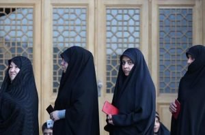 Régimen iraní expulsará a las estudiantes que no usen hiyab en los centros educativos