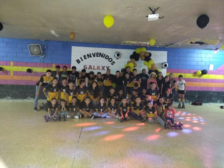 Líder comunal lleva alegría sobre patines a niños de Turrialba