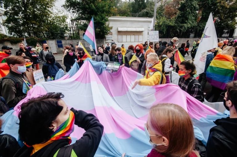 Frente Amplio llama a defender derechos de las personas trans ante “violencia conservadora”