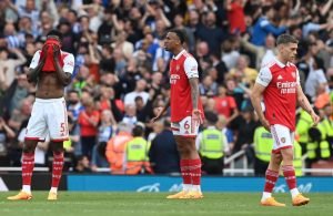 El Arsenal cae goleado 0-3 y el sueño de ganar la Premier se esfuma