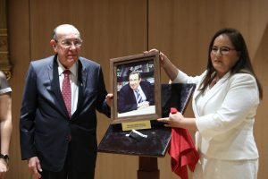 Asamblea Legislativa devela retrato de William Gómez como Ciudadano de Honor