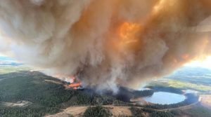 Llega ayuda internacional para combatir los persistentes incendios forestales en Canadá
