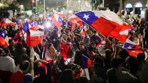 Chilenos votan en plebiscito, otra vez, propuesta de nueva Constitución