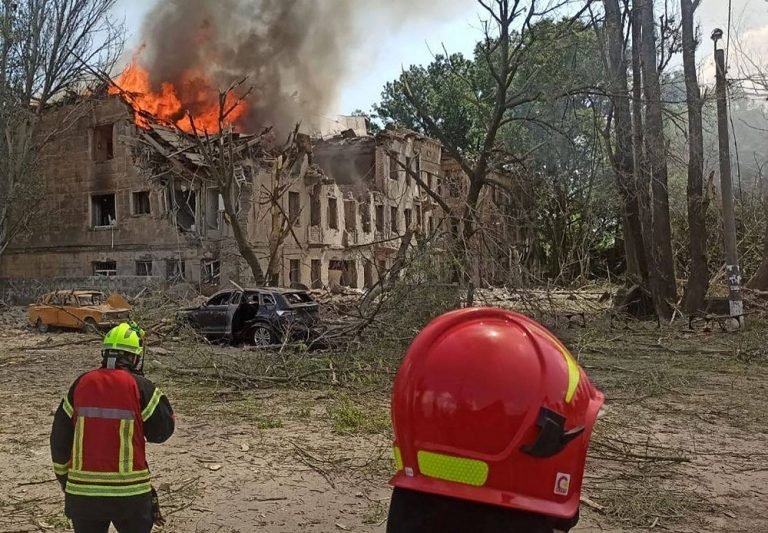 Ataque ruso a clínica ucraniana deja dos muertos y 30 heridos, dice Kiev