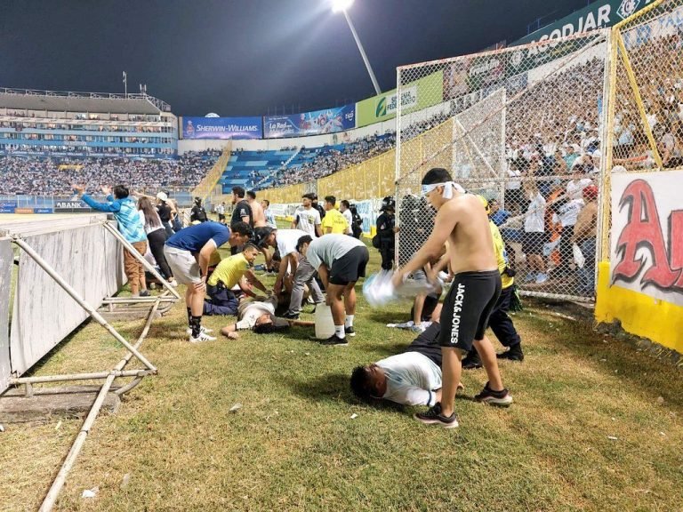 ¡Fútbol de luto! Más de una docena de muertos en el estadio Cuscatlán