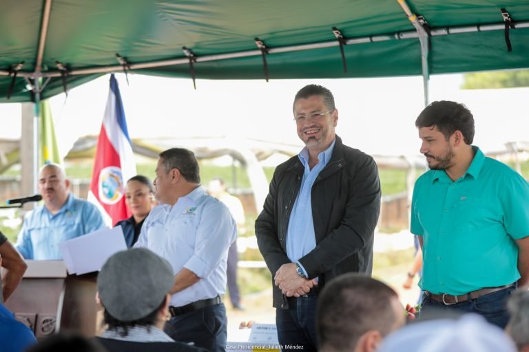 Inder entrega primeros créditos a familias productoras de fresa de Vara Blanca