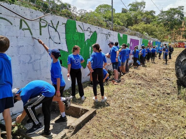 Pintan el mural más grande de Costa Rica en Barranca