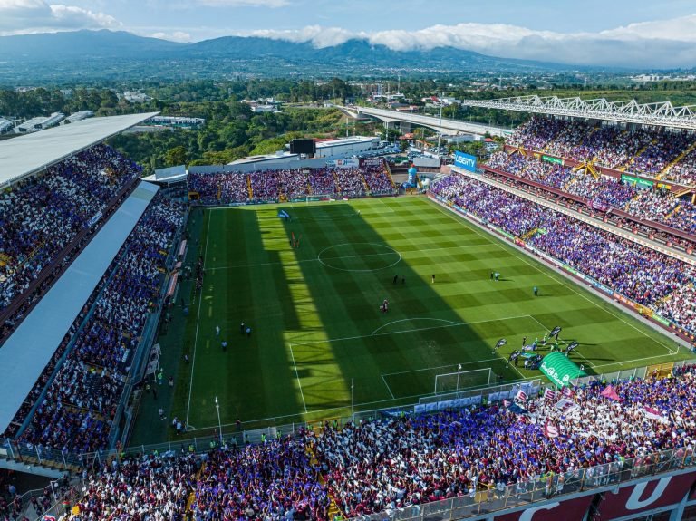 ¡Locura morada! Saprissa agotó entradas en una hora