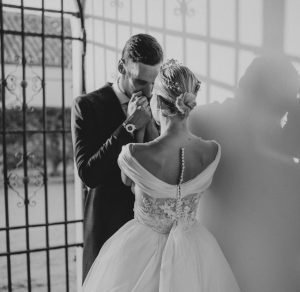 Esposa de Sergio Rico le escribe un conmovedor mensaje tras accidente: “No me dejes sola, mi amor”