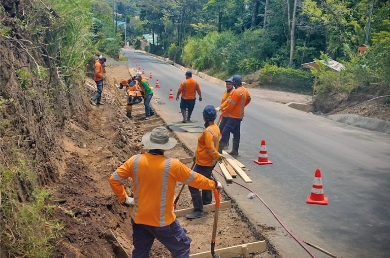 Microempresas creadas por el MOPT dan mantenimiento a 1.100 km de vías cantonales estratégicas 
