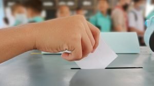 Niños, niñas y adolescentes participan de elecciones estudiantiles