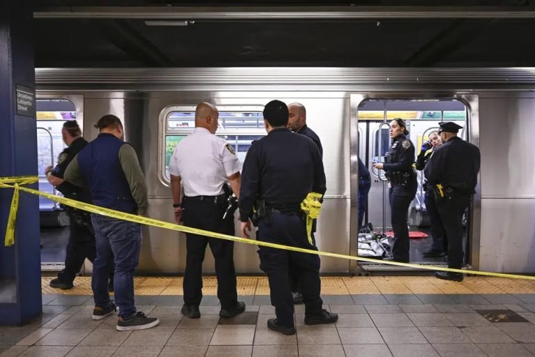 Muerte por estrangulamiento de vagabundo en el metro de Nueva York fue declarada homicidio