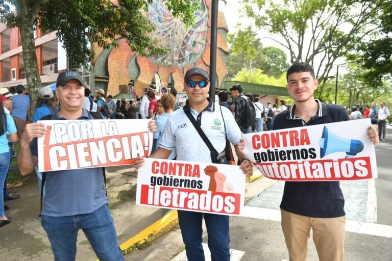 Multitudinaria marcha fue para exigir el 8% del PIB para la educación, le aclaran rectores a Chaves