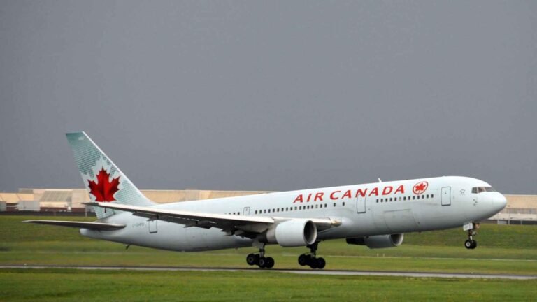 Piloto fuera de servicio ayuda a aterrizar avión de Air Canada tras emergencia médica