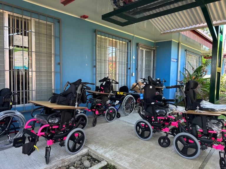 Hospital Guápiles ofrece un total de 55 sillas de ruedas para entregar a usuarios con necesidades especiales 