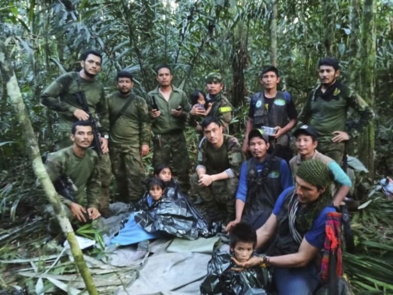 Cuatro niños colombianos encontrados vivos en la selva semanas después del accidente aéreo