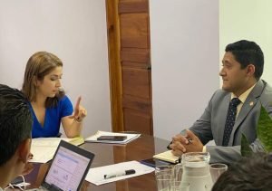 Mary Munive agradece a Alexei Carrillo por sus labores en Ministerio de Salud