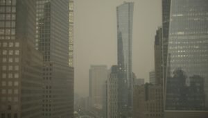 El humo de los incendios forestales de Canadá interrumpe los vuelos de Nueva York y Filadelfia
