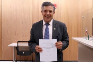 Óscar Izquierdo presenta proyecto para reformar el nombramiento de Juntas de Educación