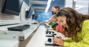 Mil colegialas de todo el país reciben beca para desarrollar habilidades digitales y competencias en áreas STEAM 