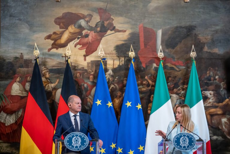 Scholz insiste en Roma en una respuesta europea común a la migración