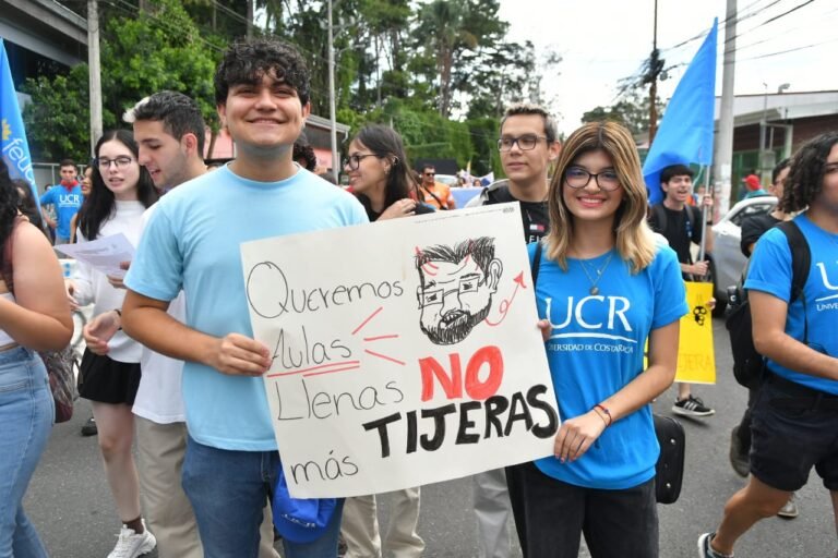 Galería fotográfica: Estudiantes universitarios se tiran a la calle en defensa del FEES