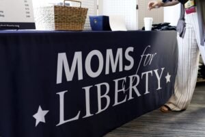 Moms for Liberty emerge como una fuerza en las elecciones presidenciales de EEUU de 2024