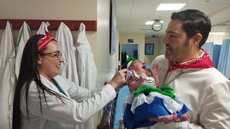 Hospitales de la CCSS vistieron a recién nacidos con trajes alusivos a la Anexión del Partido de Nicoya