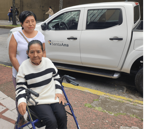 Doña Zeneida Sáenz recibe su primera cédula de identidad a sus 76 años