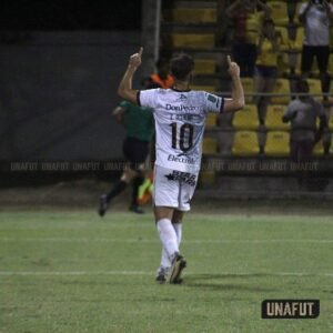 Elías Aguilar llegó a los 200 partidos vestido de florense