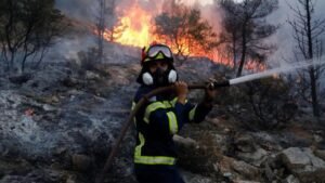 Mientras los incendios forestales arrasan Grecia, los turistas huyen y los lugareños se refugian