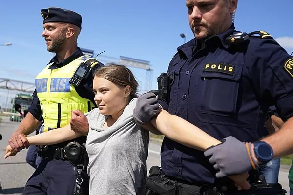 Greta Thunberg fue sacada a la fuerza de una protesta horas después de ser condenada por una acción similar en junio