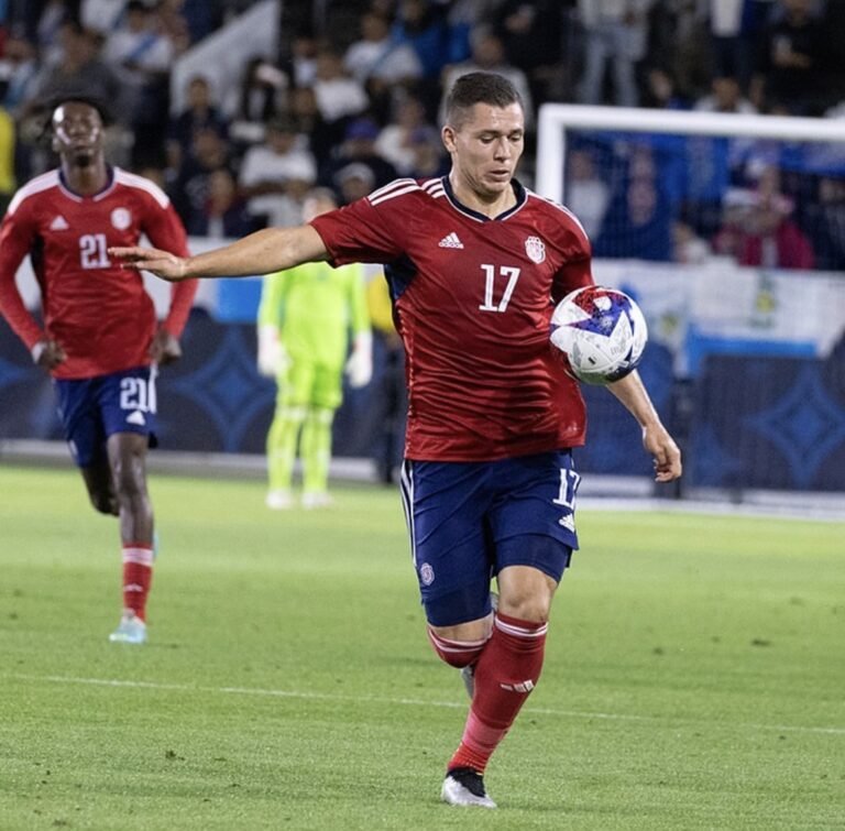 Carlos Mora presenta un esguince