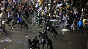 Manifestantes se enfrentan a la policía en aeropuerto israelí en crisis judicial