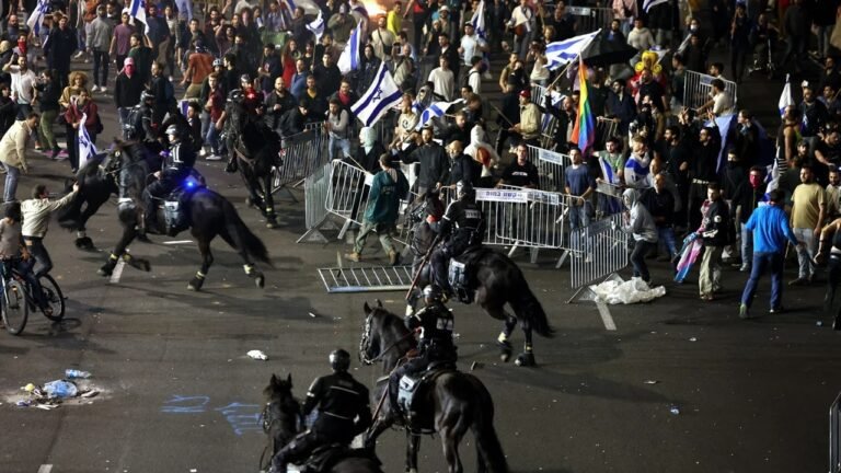 Manifestantes se enfrentan a la policía en aeropuerto israelí en crisis judicial