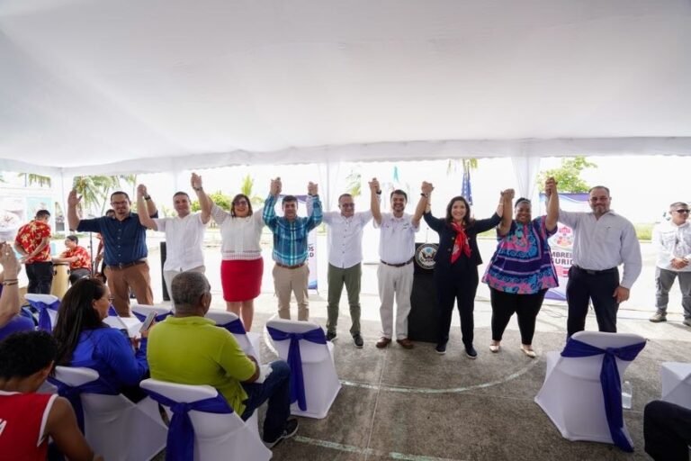 Embajadora de Estados Unidos anuncia nuevos proyectos para beneficio de los limonenses