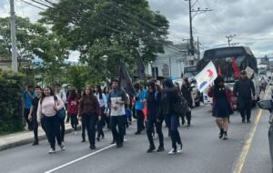 Estudiantes de secundaria protestan contra pruebas estandarizadas del MEP